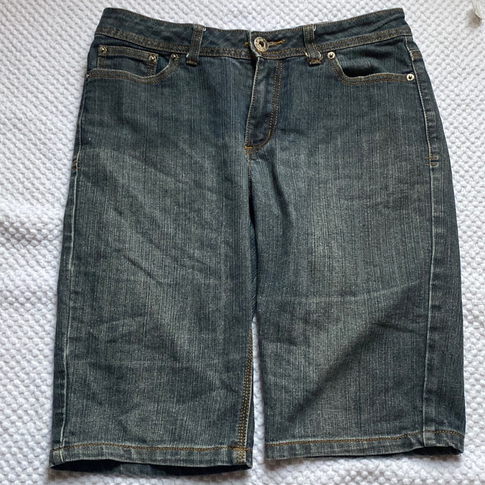 YUVA Bermuda shorts size 8